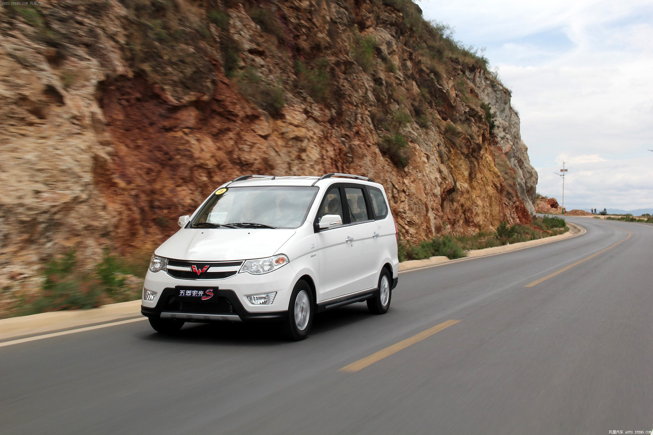 5l 手动豪华型图片 五菱_汽车图库_凤凰网汽车_1764930